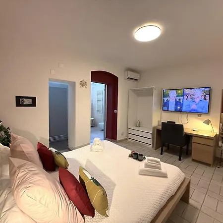 Alex Comfort House * Bari
