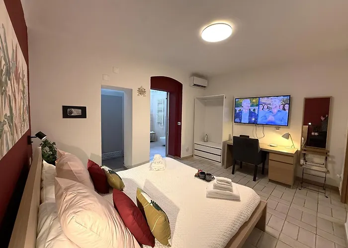 Alex Comfort House * Bari